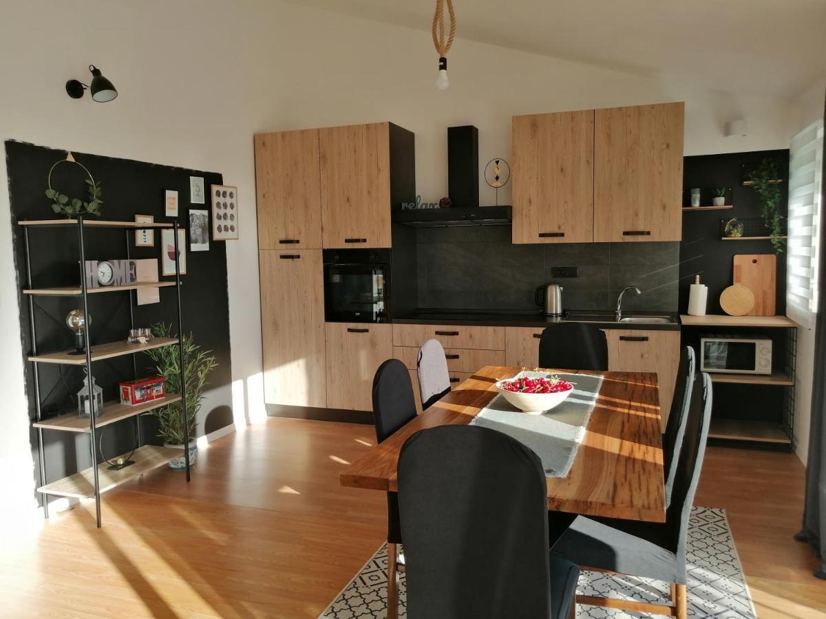 Apartment Near The Sea-Self Check-In Podstrana Exterior photo